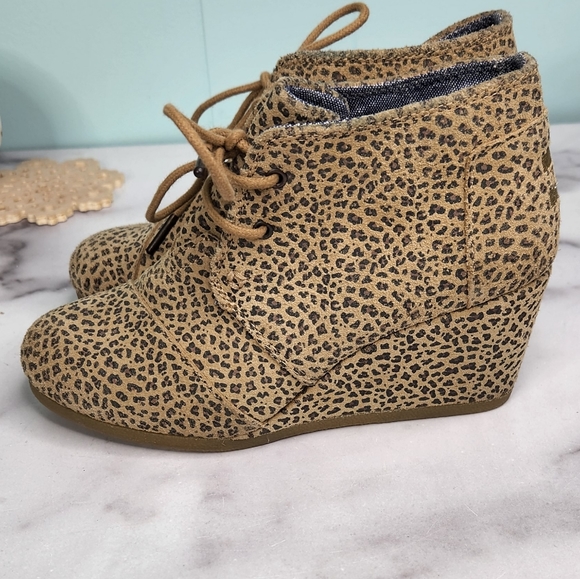 Tom's Kala Cheetah Suede Desert Boot - Picture 6 of 9